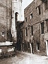 Via dietro Duomo dalla porta di mezzo, quasi in curva si entra nell'abitazione che fu del Petrarca